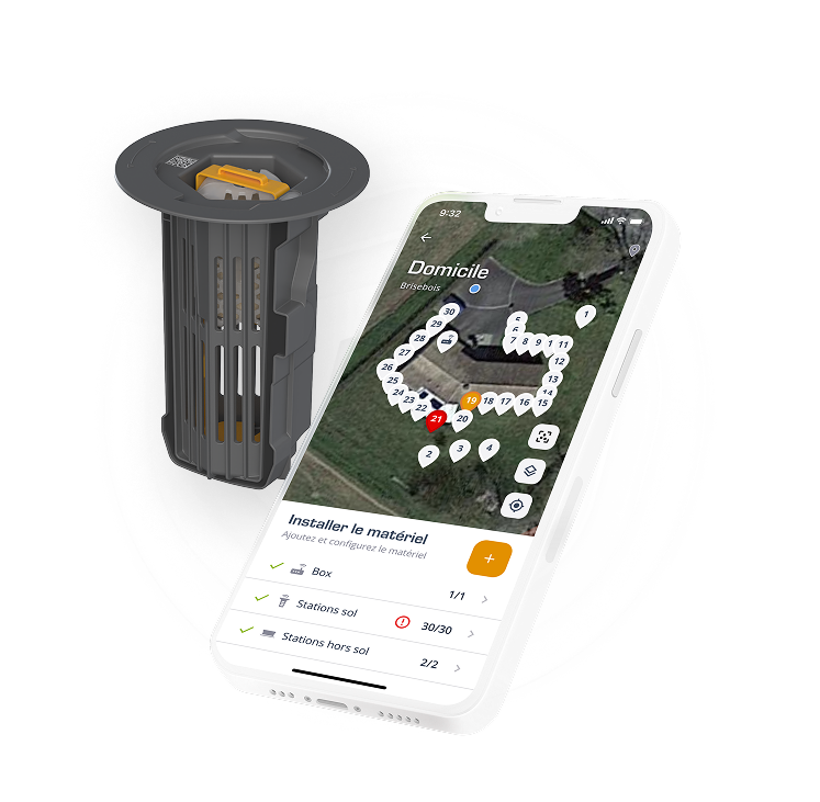 un écran de téléphone mobile qui affiche l’interface de gestion des pièges connectés de la société Novaterm et un pièges à termite connecté.